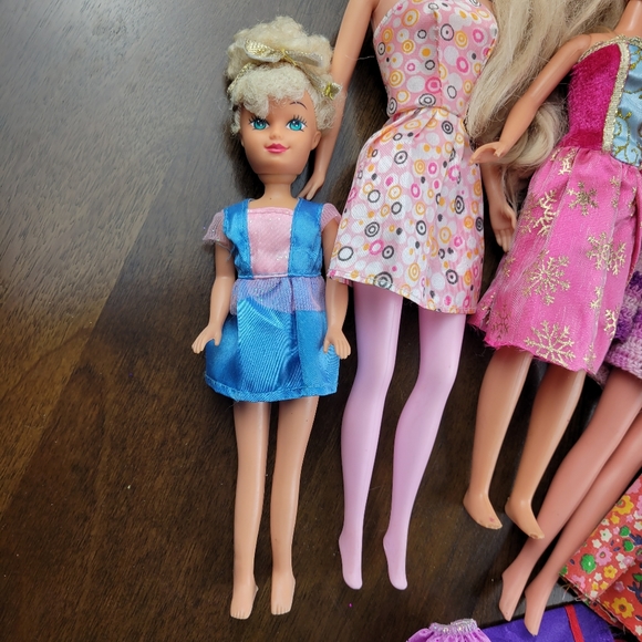 Vintage Barbie Dolls Set of 7 with Accessories - Picture 2 of 16